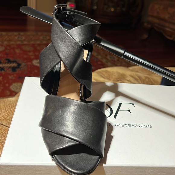 Black genuine leather size6,5  sandals.Excellent condition.Diane von Furstenberg - Picture 3 of 8